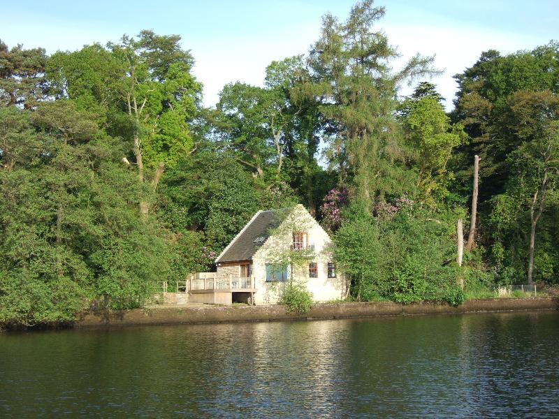 Waterside luxury self catering lodges and cottage that overlook Loch Lomond in Scotland