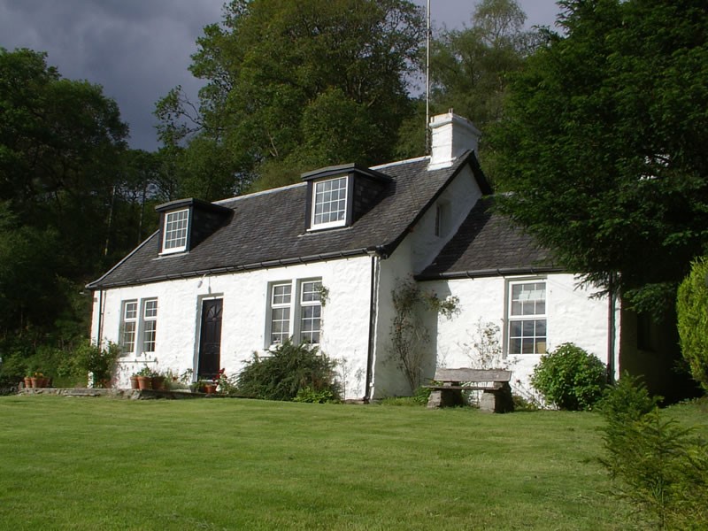 Lochside Holiday Cottage Accommodation near Loch Lomond in Scotland