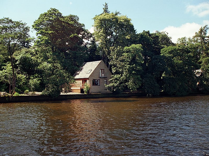 Self Catering Lodges and Cottages that overlook Loch Lomond in Scotland