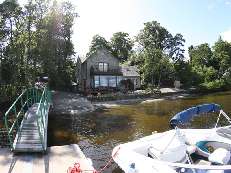 Luxury Self Catering Lodges and Cottages with a jetty lodge onto Loch Lomond in Scotland